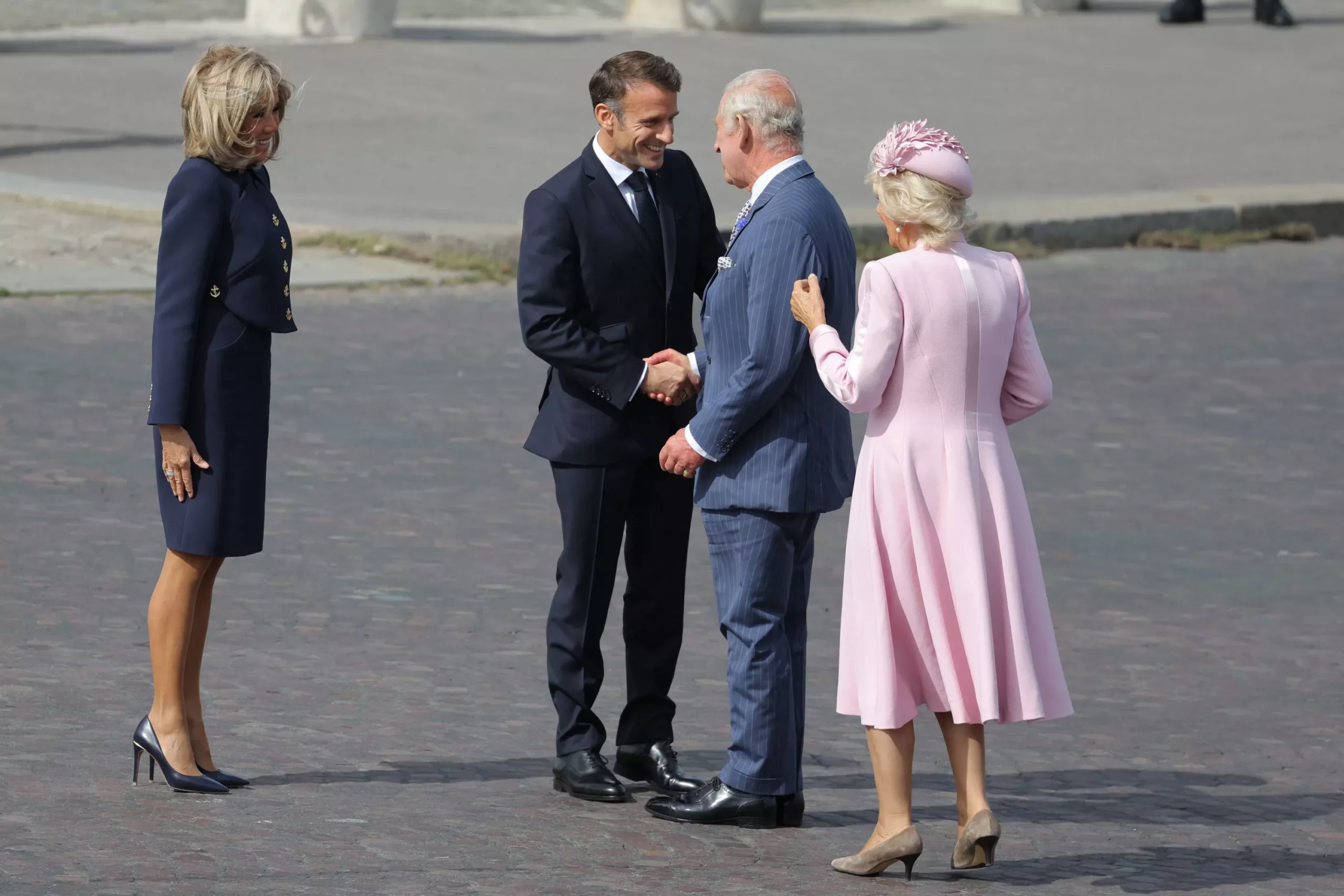 C est la première à faire ça Brigitte Macron se permet un geste qui